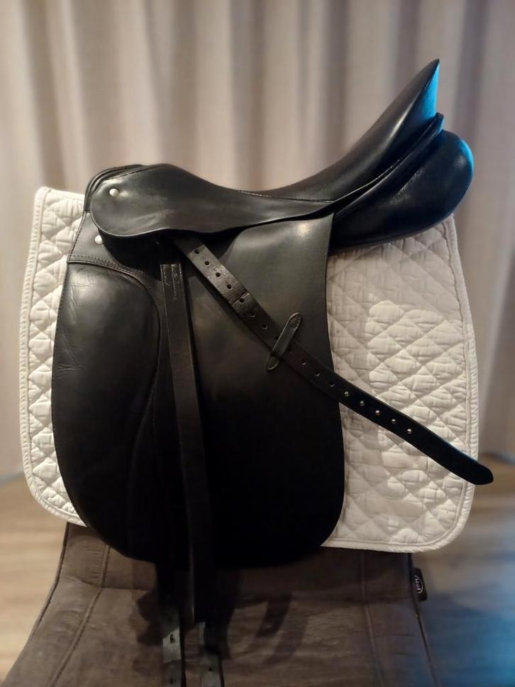 Hannover dressuur zadel, Dieren en Toebehoren, Paarden en Pony's | Zadels, Zo goed als nieuw, Dressuur, Ophalen