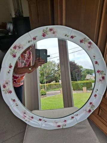 Oude spiegel. beschikbaar voor biedingen