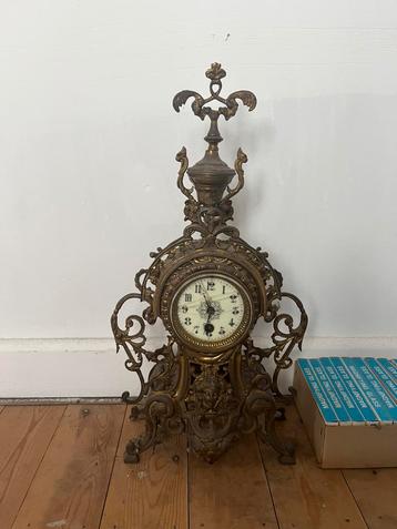 Oude antieke klok beschikbaar voor biedingen