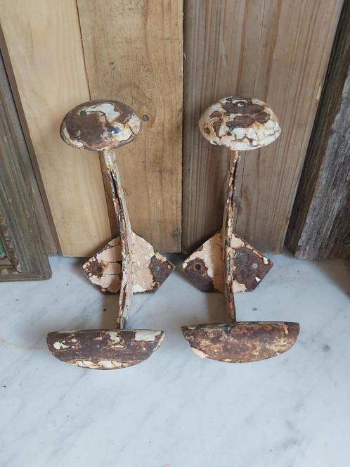 2 prachtig gepatineerde oude franse ijzeren kapstok haken, Antiek en Kunst, Curiosa en Brocante, Ophalen of Verzenden