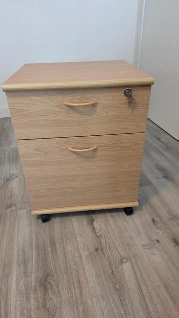 Bureaukastje  beschikbaar voor biedingen