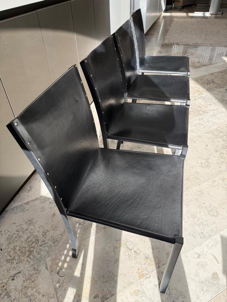 4 Lederen stoelen Lola van Fabiaan Van Severen, Huis en Inrichting, Stoelen, Gebruikt, Vier, Leer, Metaal, Zwart, Ophalen