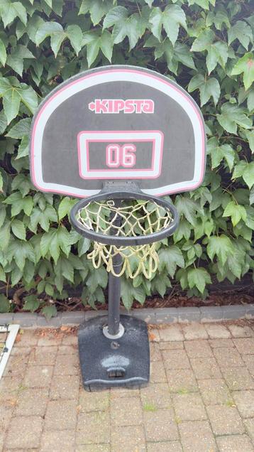 Basketbalpaal beschikbaar voor biedingen