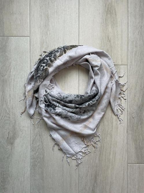 Grijze sjaal met zwart en goudkleurig motief, Kleding | Dames, Mutsen, Sjaals en Handschoenen, Zo goed als nieuw, Sjaal, Ophalen of Verzenden