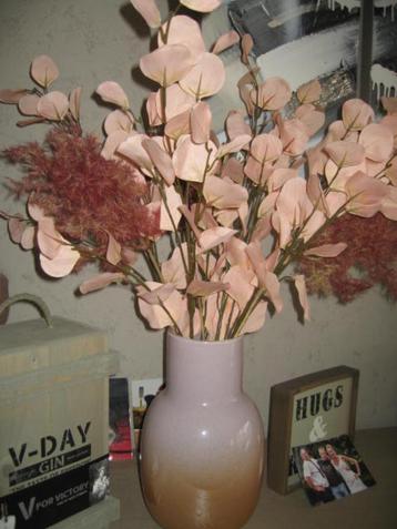 roze vaas met sierbloemen beschikbaar voor biedingen