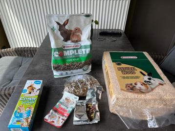 Konijnenvoer, strooisel en sticks.Ook kot te koop voor €50., Enlèvement