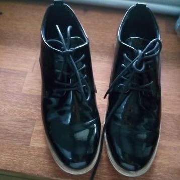 une paire des chaussures pointure 37 beschikbaar voor biedingen