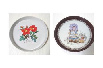 2 plateaux ronds vintage en métal Worcester Ware & Sarah Kay beschikbaar voor biedingen