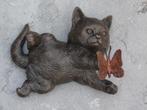 statue d un chat qui joue avec un papillon en bronze patinée, Jardin & Terrasse, Enlèvement ou Envoi, Neuf