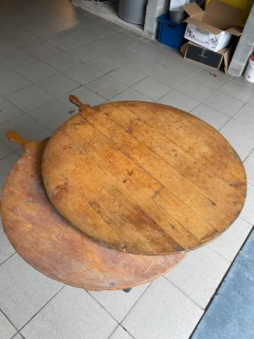 2 oude grote serveerplanken beschikbaar voor biedingen