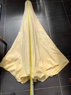 Gele parasol, diameter 340 cm, hoogte 250 cm, metalen voet, Zo goed als nieuw