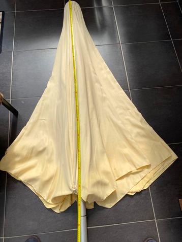 Gele parasol, diameter 340 cm, hoogte 250 cm, metalen voet 