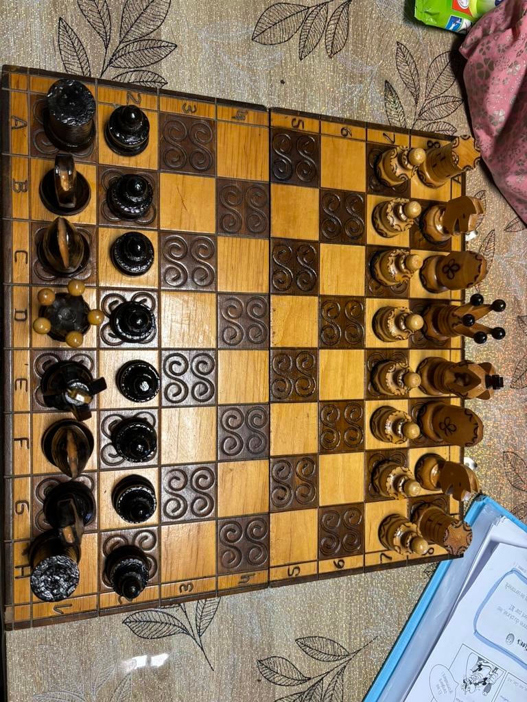 Houten schaakspel - vouwbord met uitgesneden stukken, Hobby en Vrije tijd, Gezelschapsspellen | Bordspellen, Zo goed als nieuw
