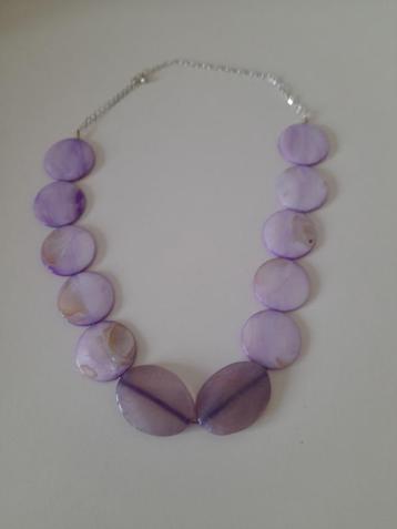 lila ketting in nacre pailletten beschikbaar voor biedingen