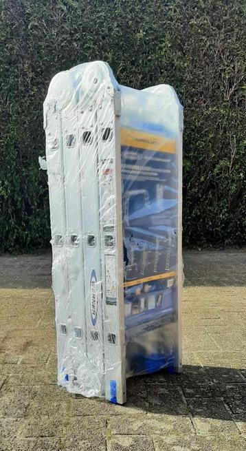 nieuwe plooiladder / vouwladder met platform beschikbaar voor biedingen