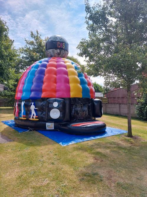 Disco fun springkasteel met muziekbox en partylights te huur, Hobby en Vrije tijd, Feestartikelen | Verhuur, Zo goed als nieuw