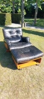 60's Leather Lounge chair model 401 by M. Taro for Cinova, Ophalen, Eenpersoons, Minder dan 150 cm, Vintage Mid century