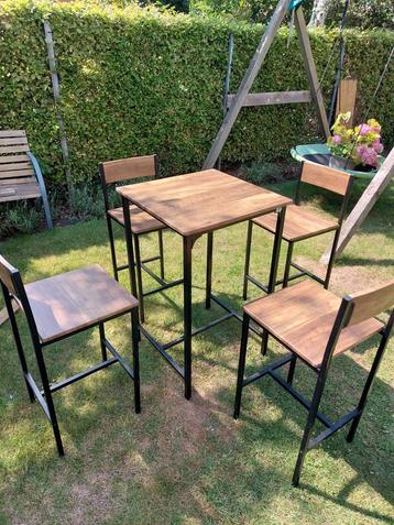 Bistroset met 4 barstoelen beschikbaar voor biedingen