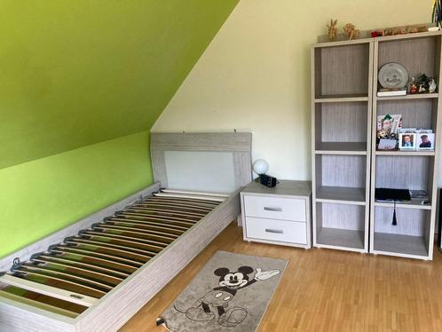Bed, nachtkast, 2 decoratiekasten en bureau in licht grijs., Huis en Inrichting, Slaapkamer | Bedden, Gebruikt, Eenpersoons, Overige maten