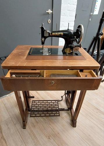 Mooie oude L.BARATO naaimachine beschikbaar voor biedingen