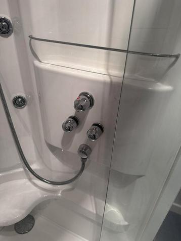 Douche zo goed als nieuw, met grote draaideuren  beschikbaar voor biedingen