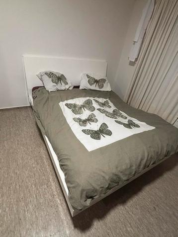 Mooi wit tweepersoonsbed met kopstuk en lattenbodem beschikbaar voor biedingen