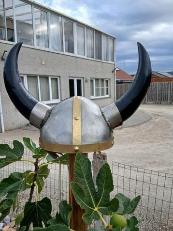 zwaard & metalen vikinghelm met echte stieren horens  beschikbaar voor biedingen