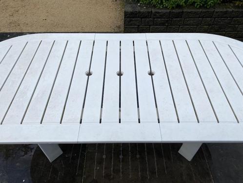 Tuintafel met 2 sets stoelen van Triconfort, Tuin en Terras, Tuinsets en Loungesets, Gebruikt, Tuinset, Kunststof, Meer dan 8 zitplaatsen
