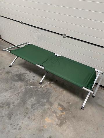Veldbed (nieuw)+ kampeertafel beschikbaar voor biedingen