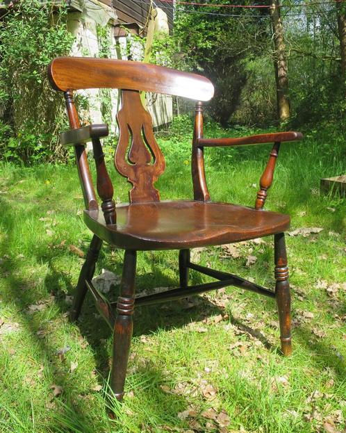Brede Antieke gemerkte houten stoel type Smokers Bow Chair, Antiquités & Art, Antiquités | Meubles | Chaises & Canapés, Enlèvement