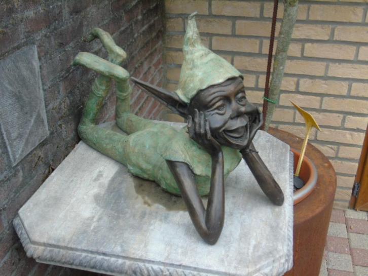 Leprechaun of trol in gepatineerd brons liggend., Tuin en Terras, Tuinwanddecoratie, Nieuw, Ophalen
