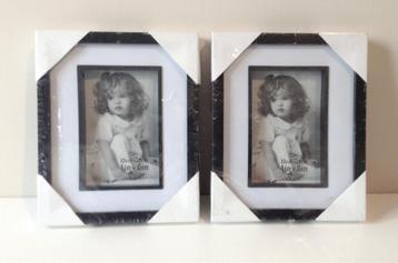 2 zwarte dikke fotokaders 22 x 18 cm beschikbaar voor biedingen