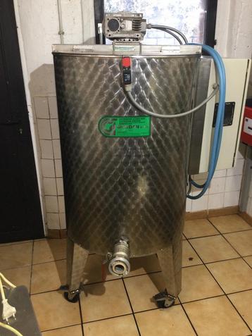 Honingmenger 300kg plus honingpomp 380v beschikbaar voor biedingen