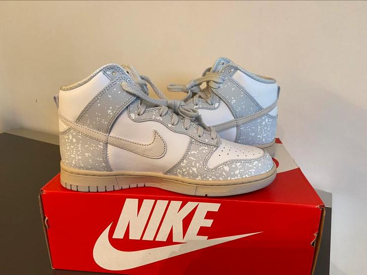 Nike Dunk High Retro “Spray Paint” - Nieuw !!! Maat 40.5, Kleding | Dames, Schoenen, Nieuw, Sneakers, Wit, Ophalen of Verzenden