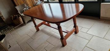 Tafel in kerselaar beschikbaar voor biedingen