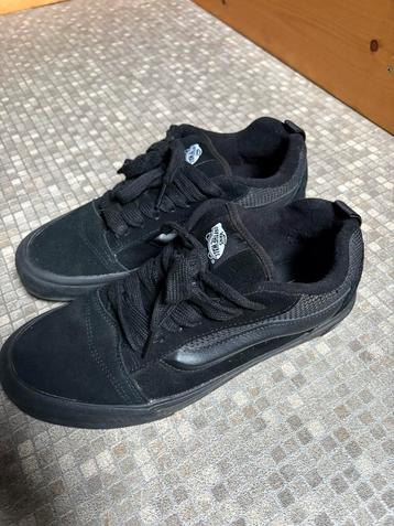 Chaussures Vans noires encore neuves taille 43  disponible aux enchères