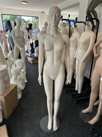 Bonami mannequins etalagepop paspop etalagefiguur gestileerd beschikbaar voor biedingen