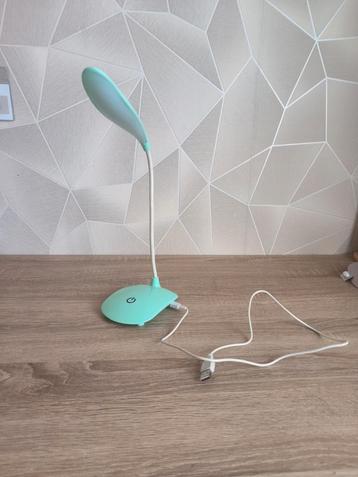 Bureaulamp op USB-aansluiting beschikbaar voor biedingen