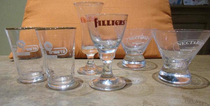 GLAASJES JENEVER SMEETS FRYNS FILLIERS NECTARIA VERMOUTH, Collections, Verres & Petits Verres, Comme neuf, Verres et Verres à shot