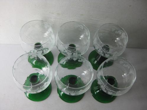 VINTAGE Roëmer wijnglas 0,2l - Druiventak, groene voet., Antiek en Kunst, Antiek | Glaswerk en Kristal, Ophalen of Verzenden