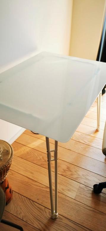 Table en verre poli beschikbaar voor biedingen