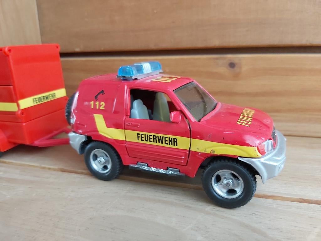 Mitsubishi pajero  Duitsland  brandweer (kinds Globe traffic, Hobby & Loisirs créatifs, Voitures miniatures | 1:32, Enlèvement ou Envoi