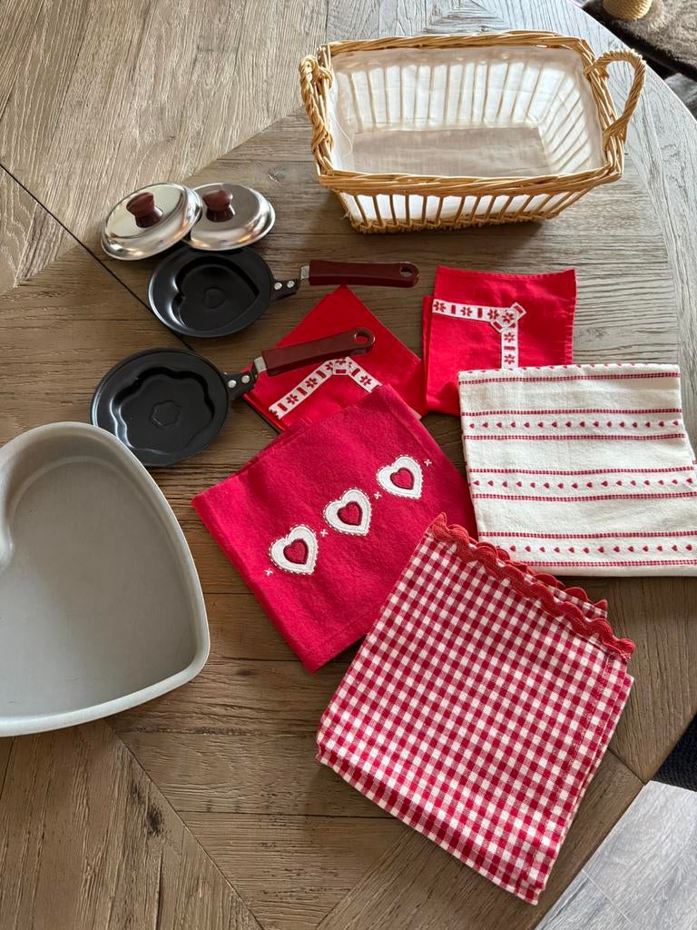 Mandje met keukenspulletjes ! nieuw !!, Maison & Meubles, Cuisine | Linge de cuisine, Enlèvement, Neuf, Rouge, Autres types