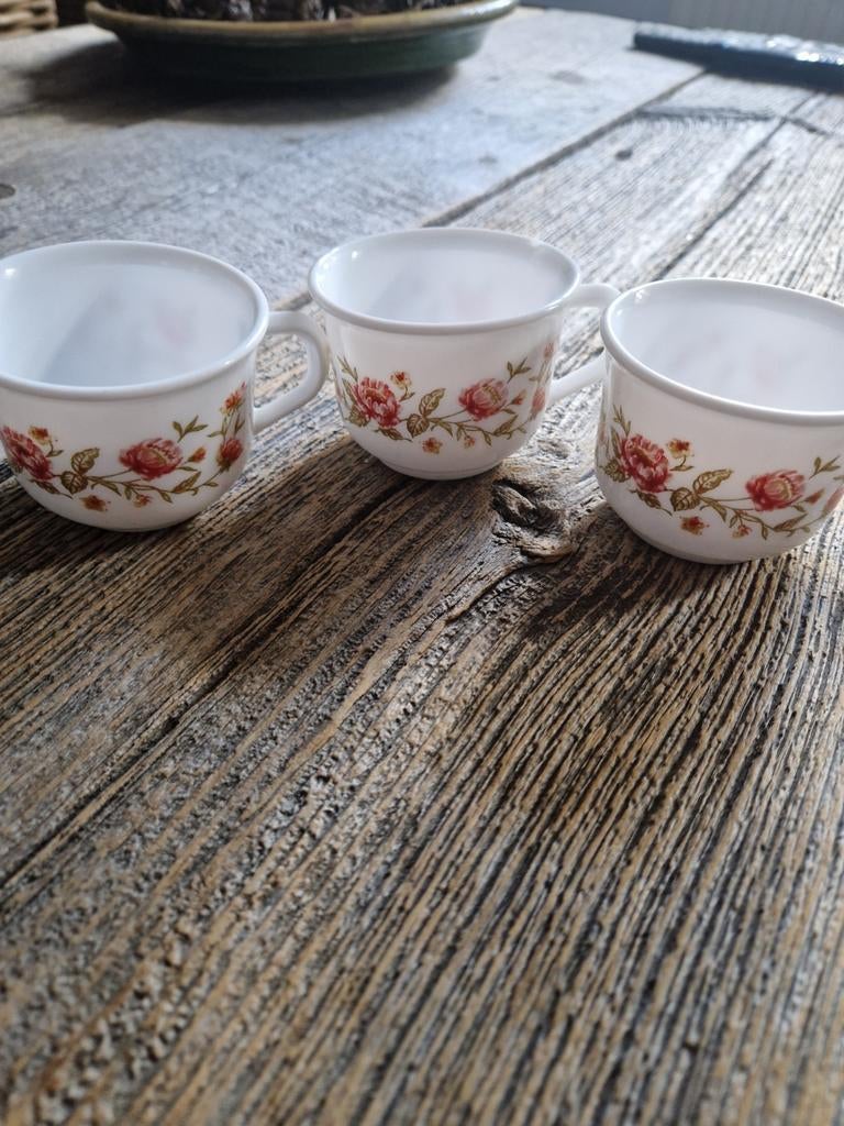 3 petites tasses Arcopal modèle Bagatelle, Enlèvement ou Envoi