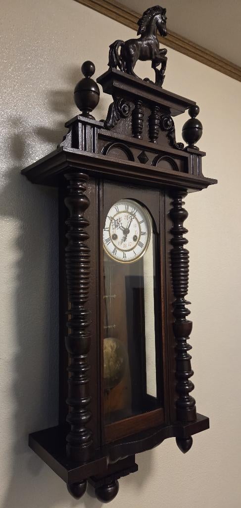 Antieke hangklok met paardje, Ophalen