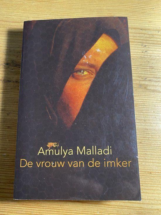 Te Koop Boek DE VROUW VAN DE IMKER Amulya Malladi, Boeken, Romans, Gelezen, Wereld overig, Ophalen of Verzenden