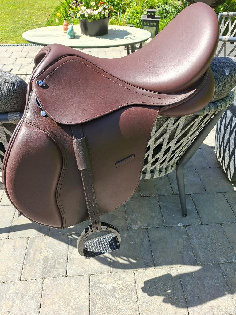 Zadel bruin Waldhausen met beugels, als nieuw, Dieren en Toebehoren, Paarden en Pony's | Zadels, Ophalen of Verzenden, Zo goed als nieuw