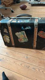 Oude koffer met luchtvaartstickers, Enlèvement, Utilisé