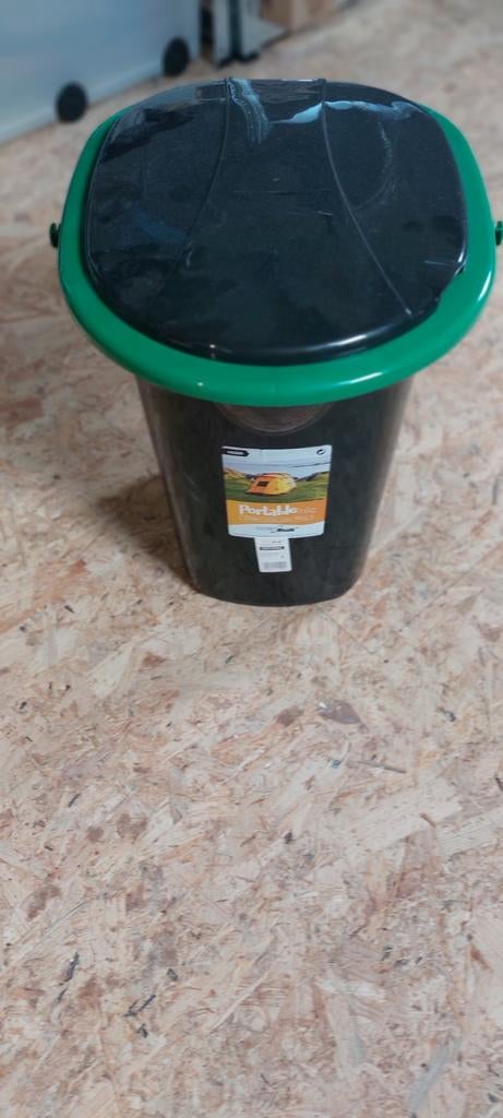 Draagbaar toilet met zitje voor op de camping, Ophalen