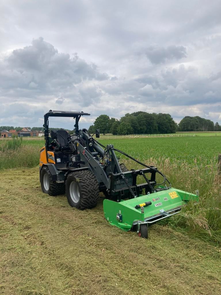 Klepelmaaien weides / wiellader Giant, Ophalen